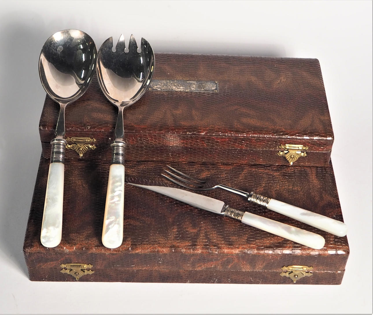 CUBIERTOS, con mango de nácar, dos cofres del tesoro.