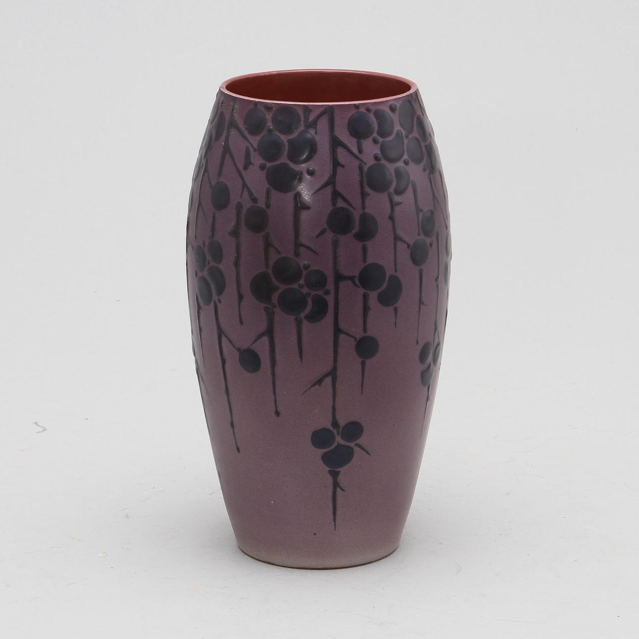 BEATA BRUMMER MÅRTENSSON. VAS, signerad B-A Mårtensson, Gustafsberg, 1909.