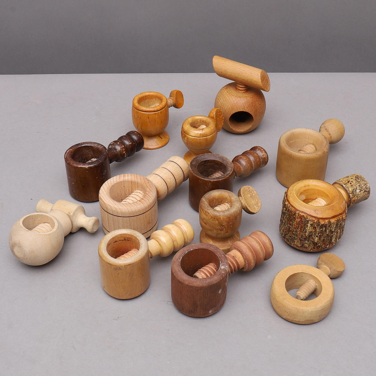 CASCANUECES, 13 piezas, madera.