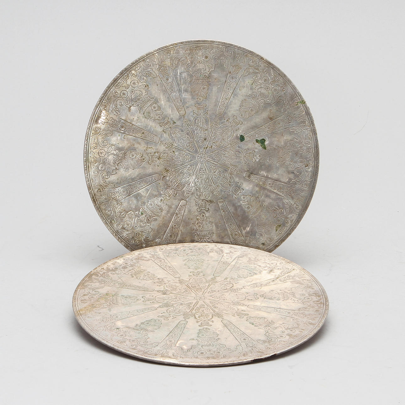 GRYTUNDERLÄGG, ett par, silverpläterade.