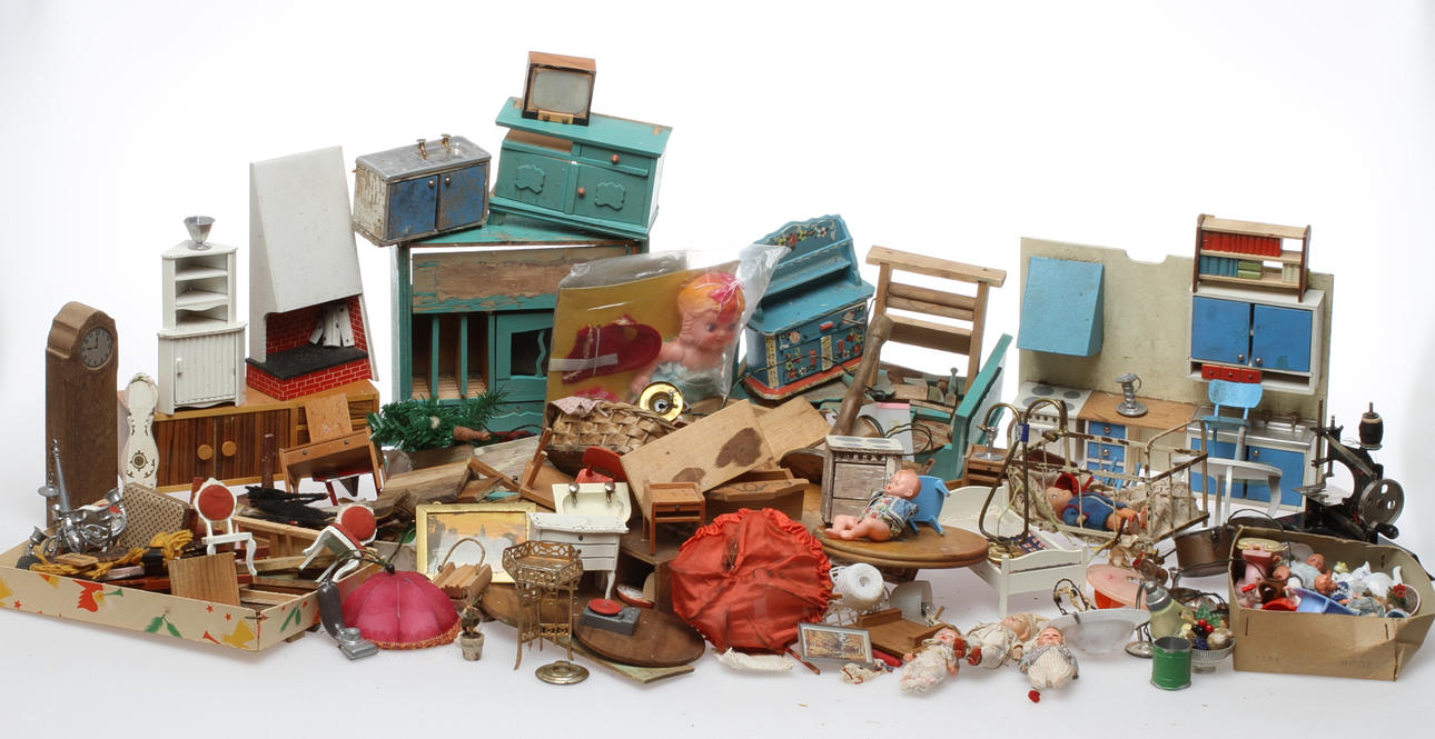 DOCKSKÅPSMÖBLER och TILLBEHÖR. Symaskin, små DOCKOR med mera.