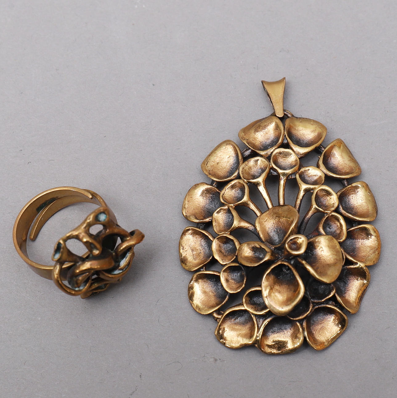 HANNU IKONEN. Anhänger & Ring, Lava, Bronze.