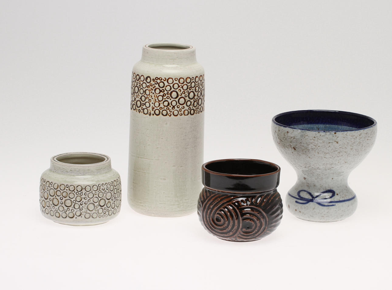 VASER, 3 st, stengods, "Kreta", "Virvel", Britt-Louise Sundell, Gustavsberg samt VAS, stengods Sylvia Leuchovius, Rörstrand Ateljé.