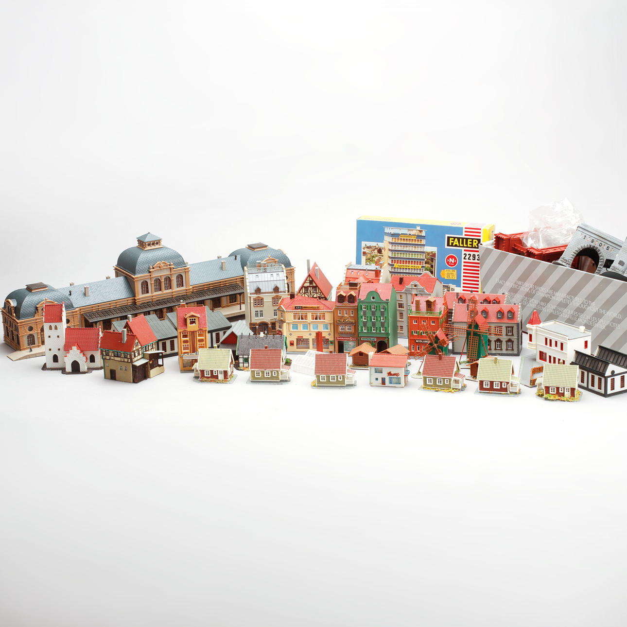 STATIONSBYGGNAD, HUS, BROAR m.m.