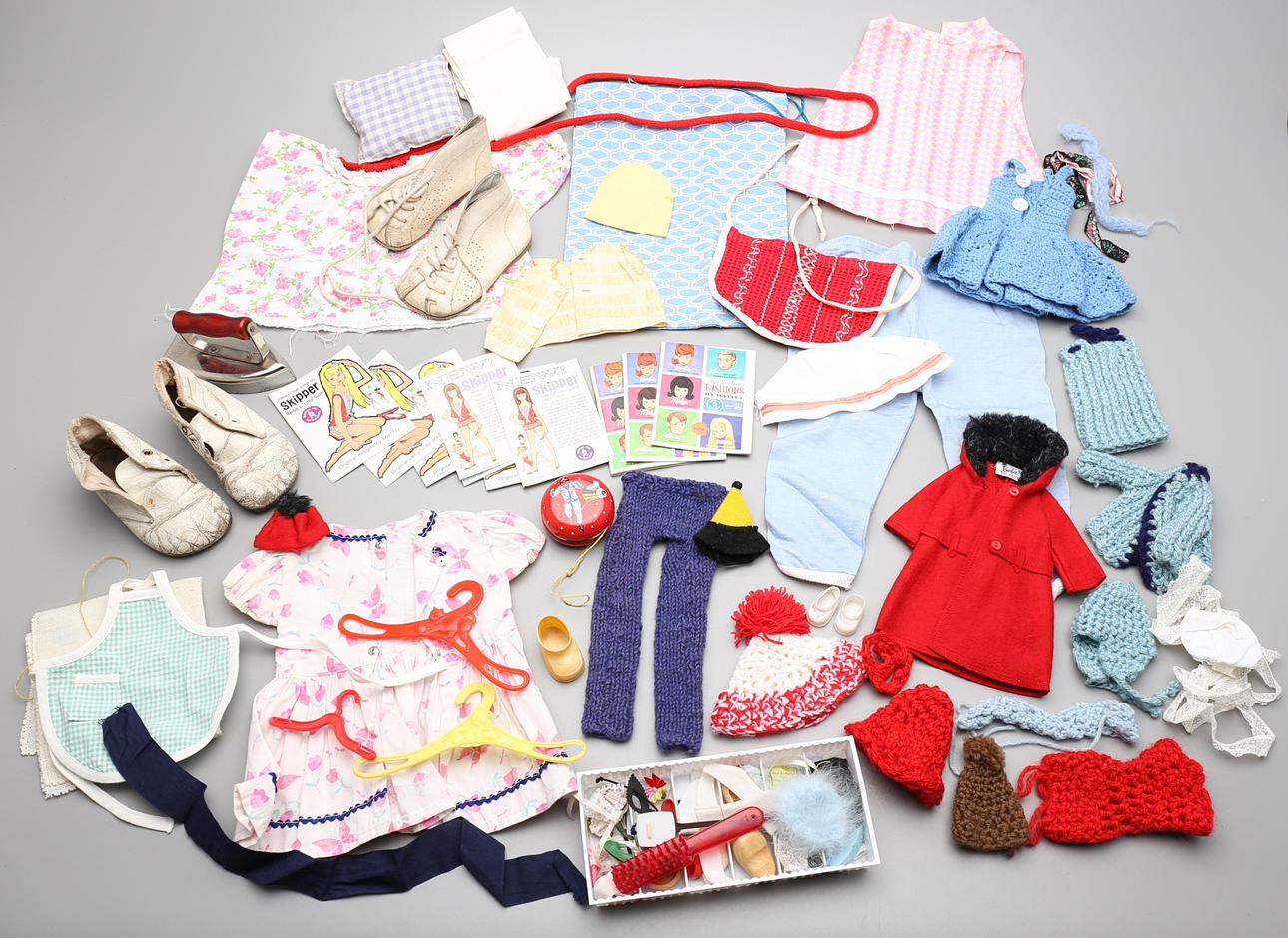 DOCKKLÄDER, bl.a Barbie.