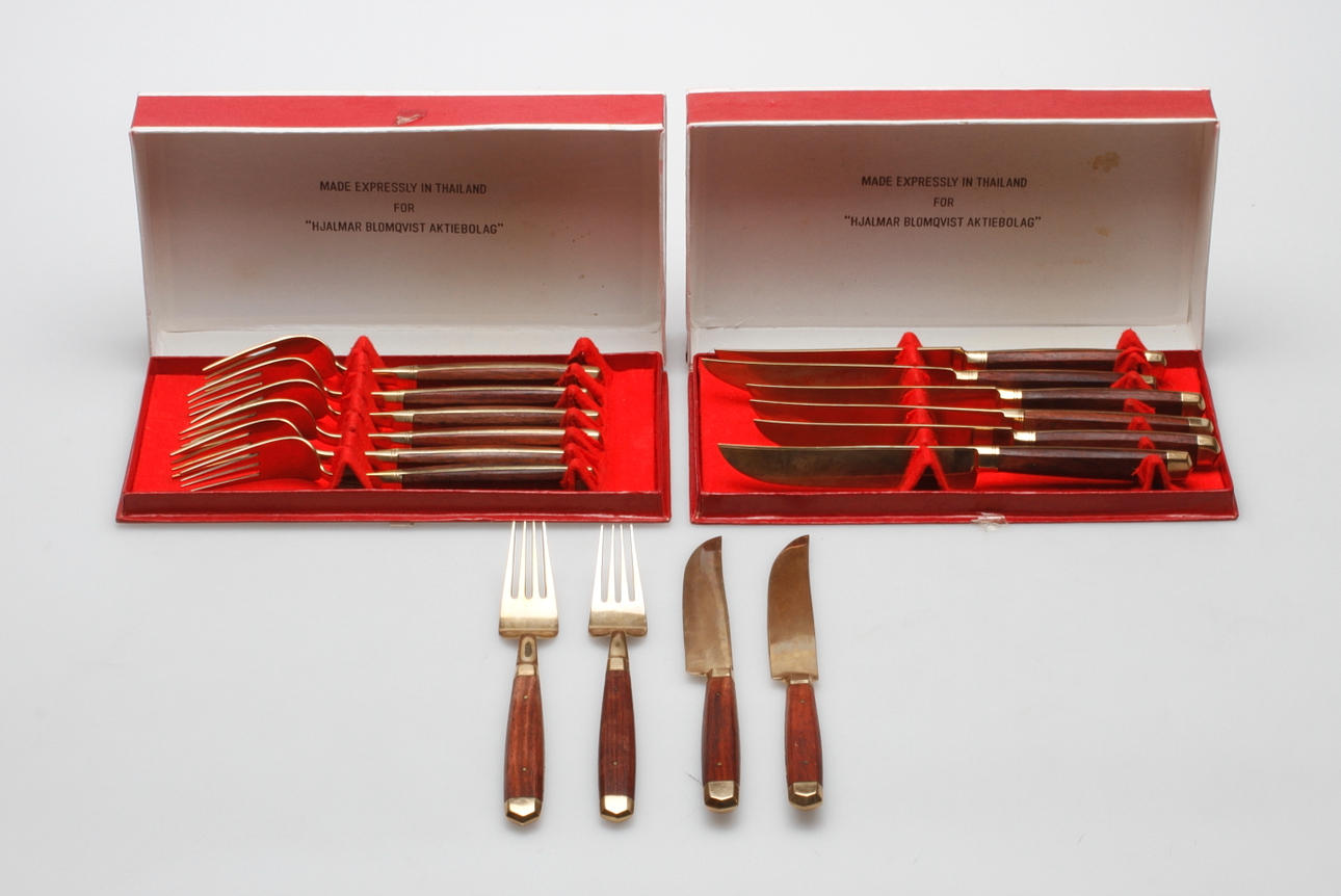 BESTICK, 16 delar, gulmetall och trä, "Made in Thailand for Hjalmar Blomqvist Aktiebolag".