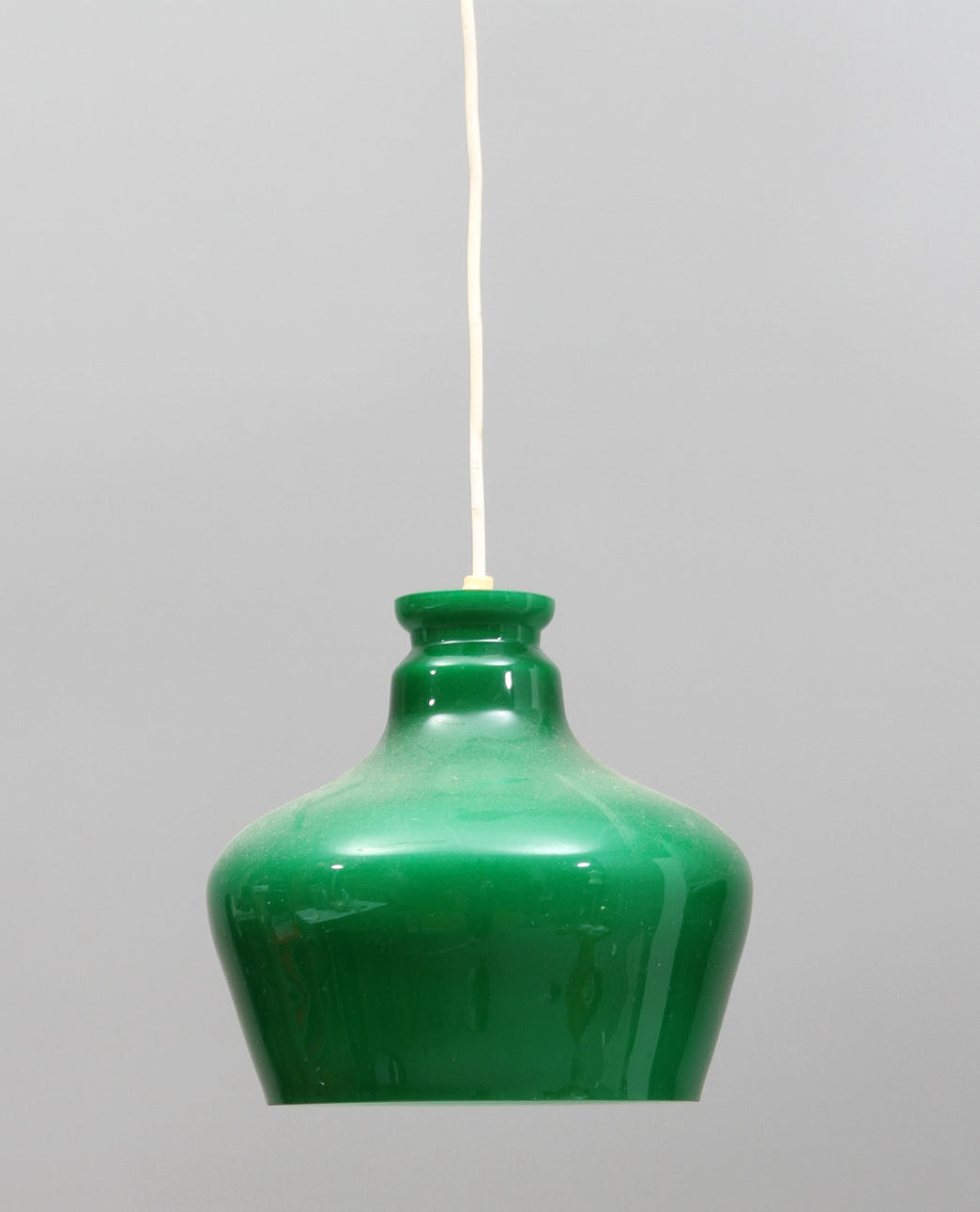 TAKLAMPA, med grön glaskupa, 1900-talets andra hälft.