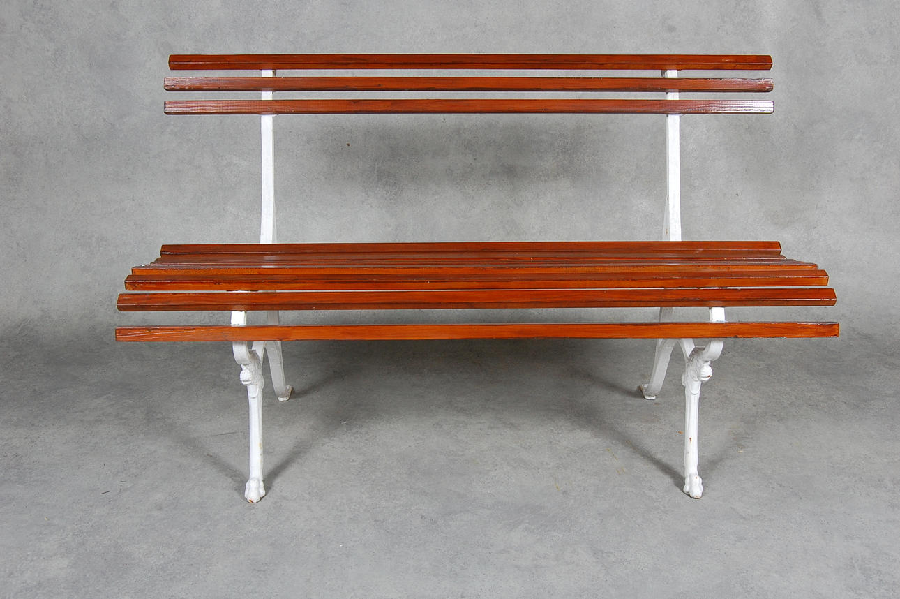 TRÄDGÅRDSBÄNK, gjutjärn, med dekor av lejon, 1900-talets början.