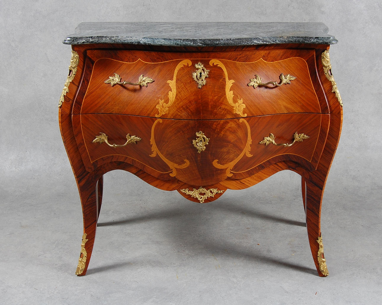 BYRÅ, rokokostil, 1900-tal.