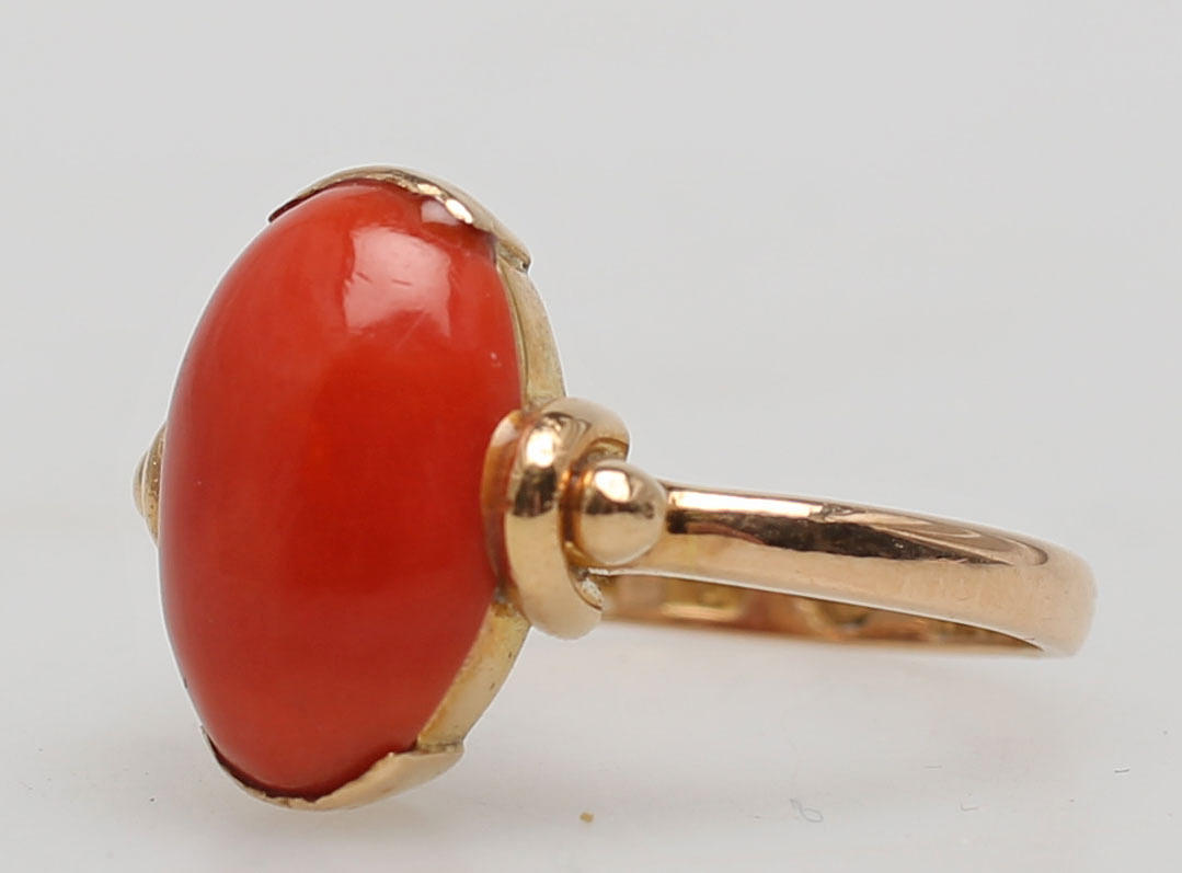 RING MED KORALL, rödguld,18K, troligen Viktor Emanuel Johansson, Karlstad.