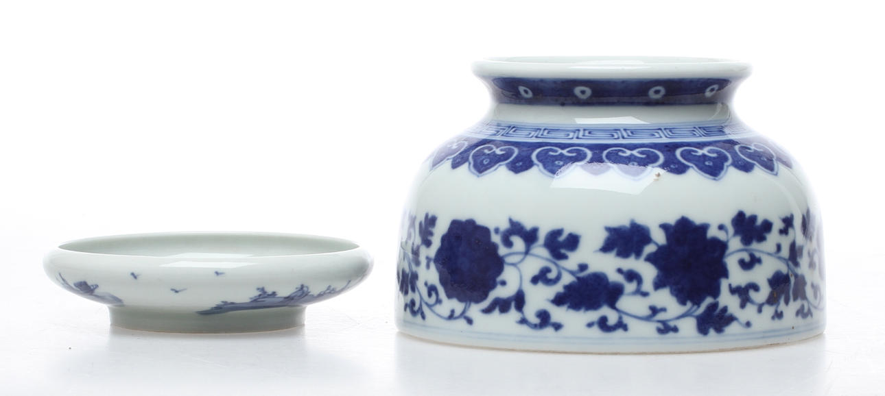 TUSCHKOPP samt VAS, porslin, Kina.