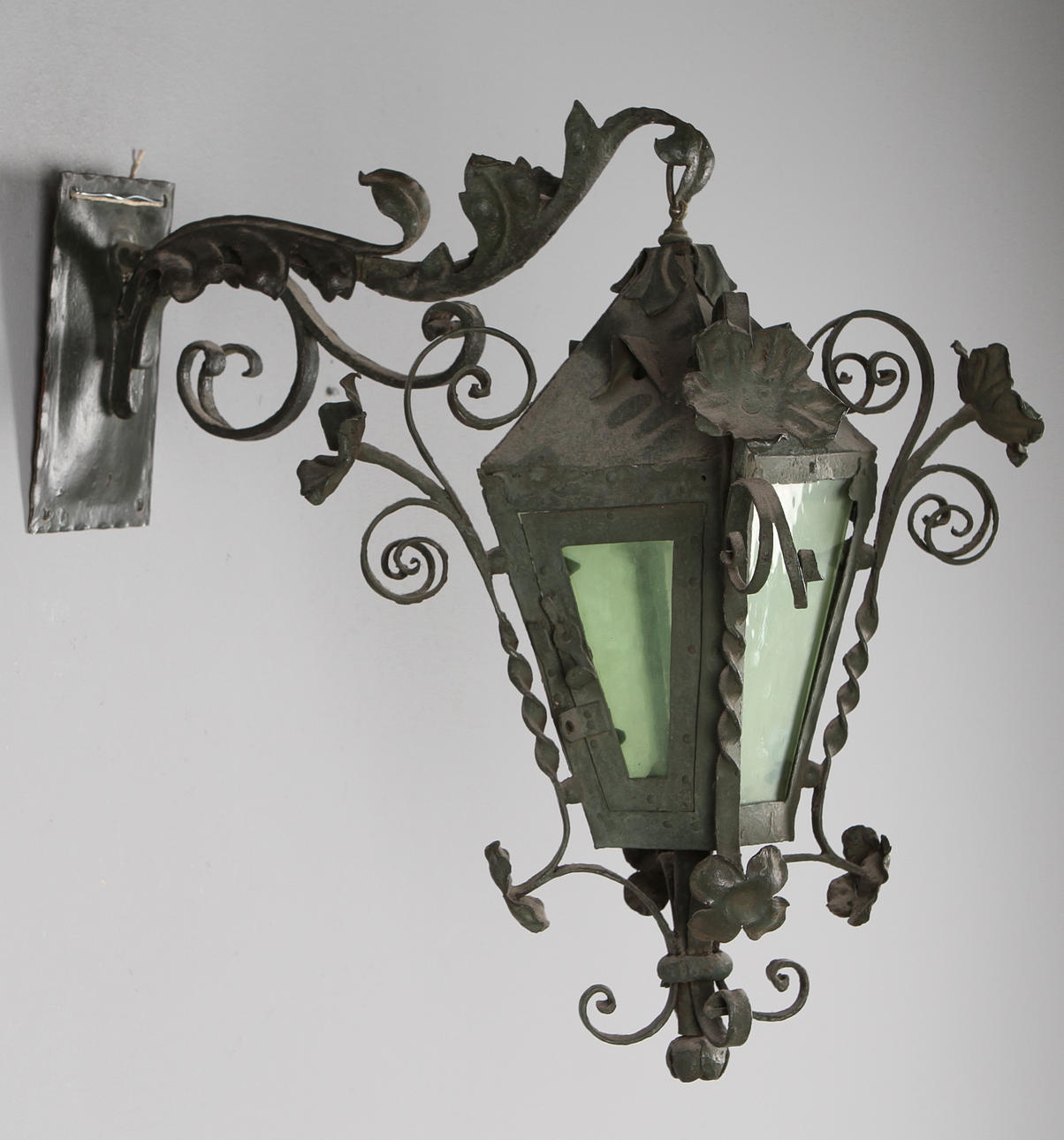 LYKTA med väggfäste, smide, första delen av 1900-talet.