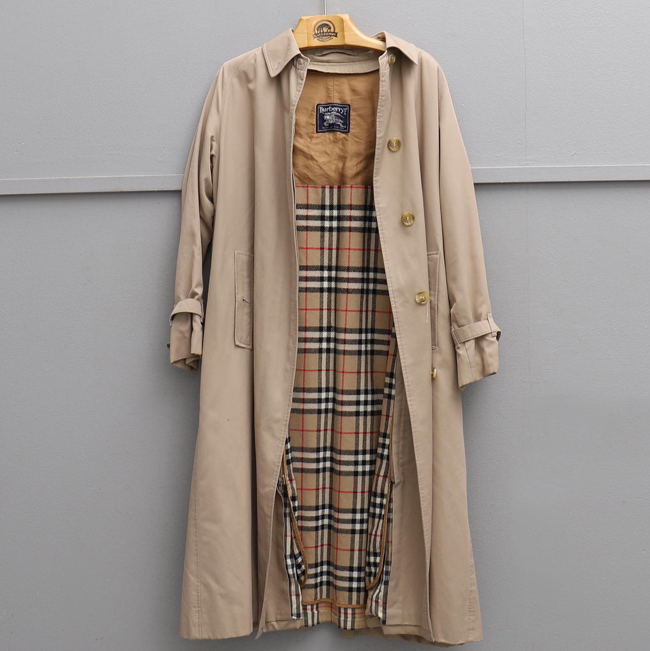 BURBERRY, Trenchcoat.