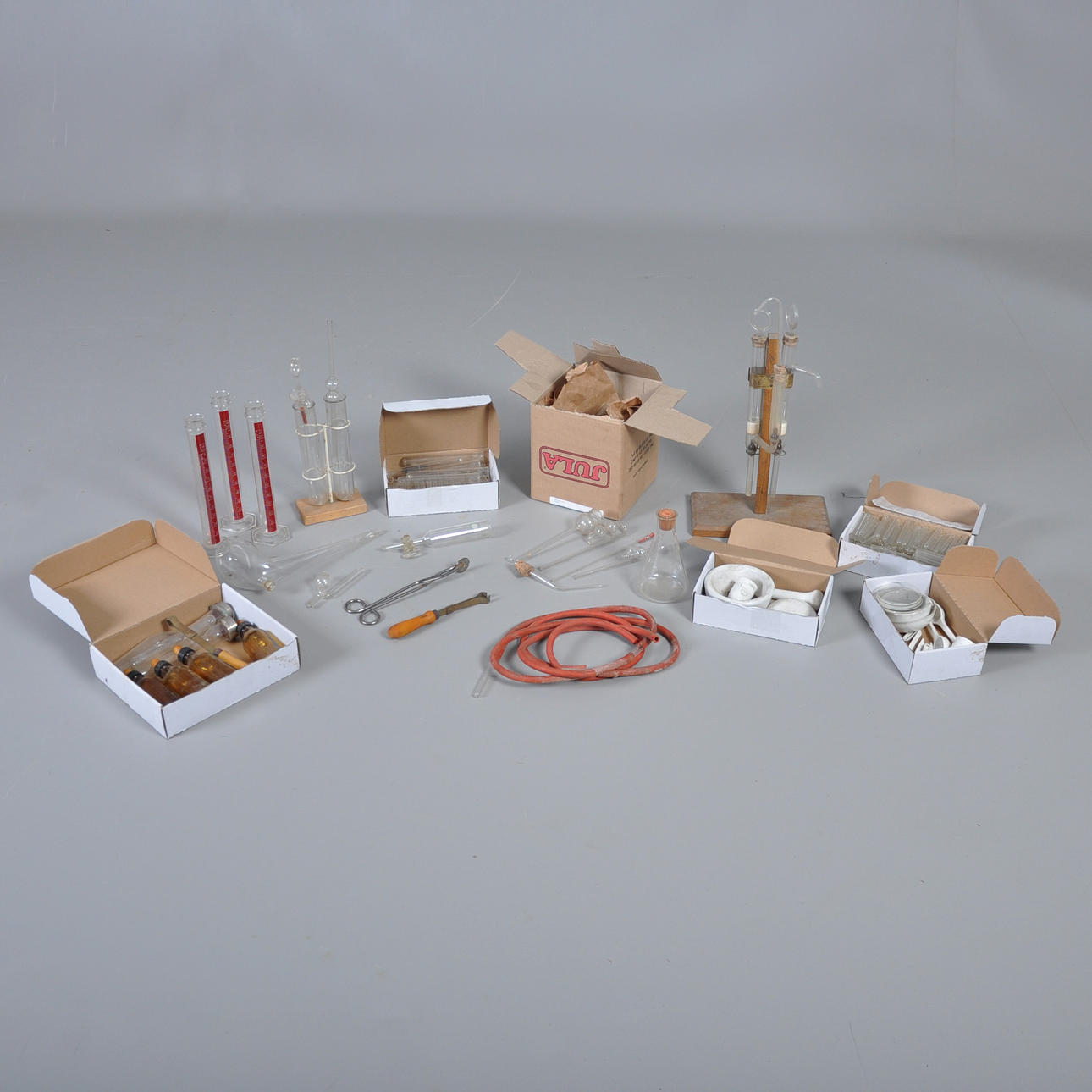 LABORATORIEUTRUSTNING Provrör, kolvar mm.