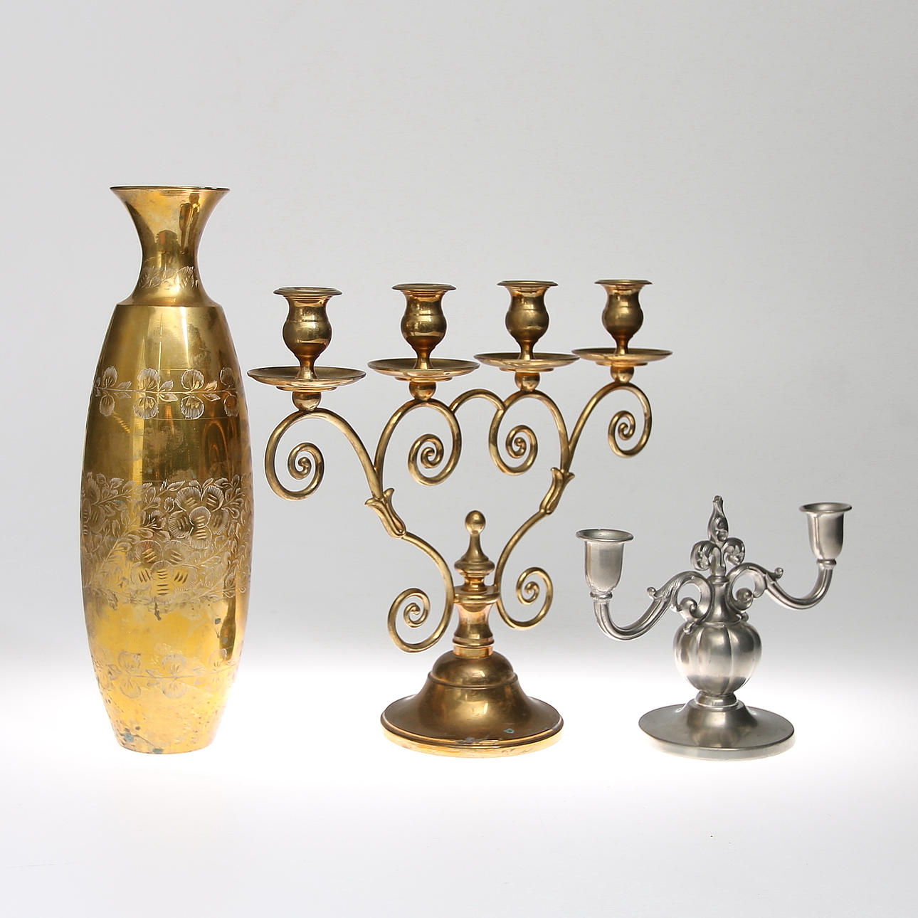 VAS samt LJUSSTAKAR, 2 st, mässing och tenn. 1900-tal.