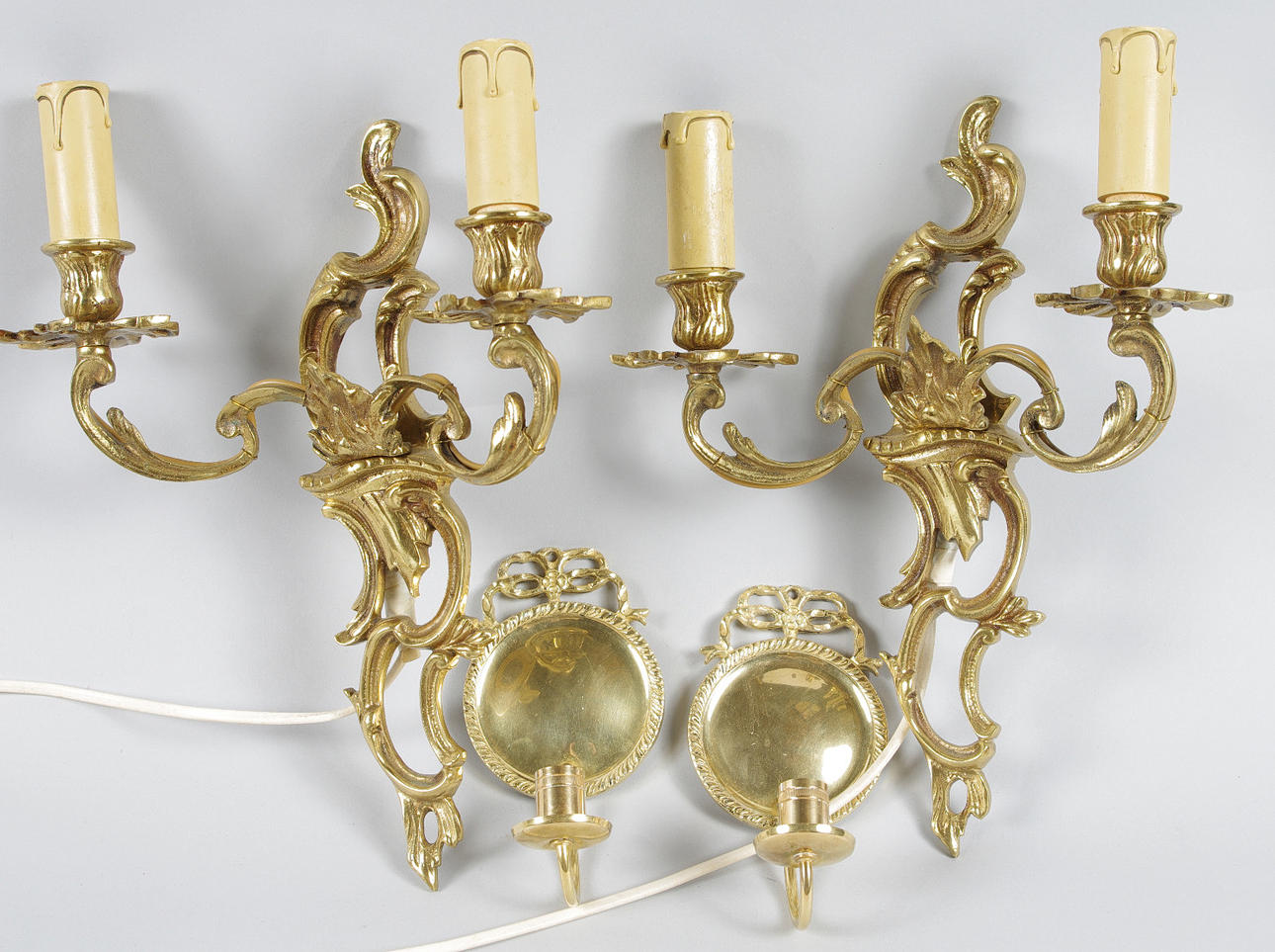 VÄGGLAMPETTER SAMT VÄGGLJUSSTAKAR, 2 par, mässing.