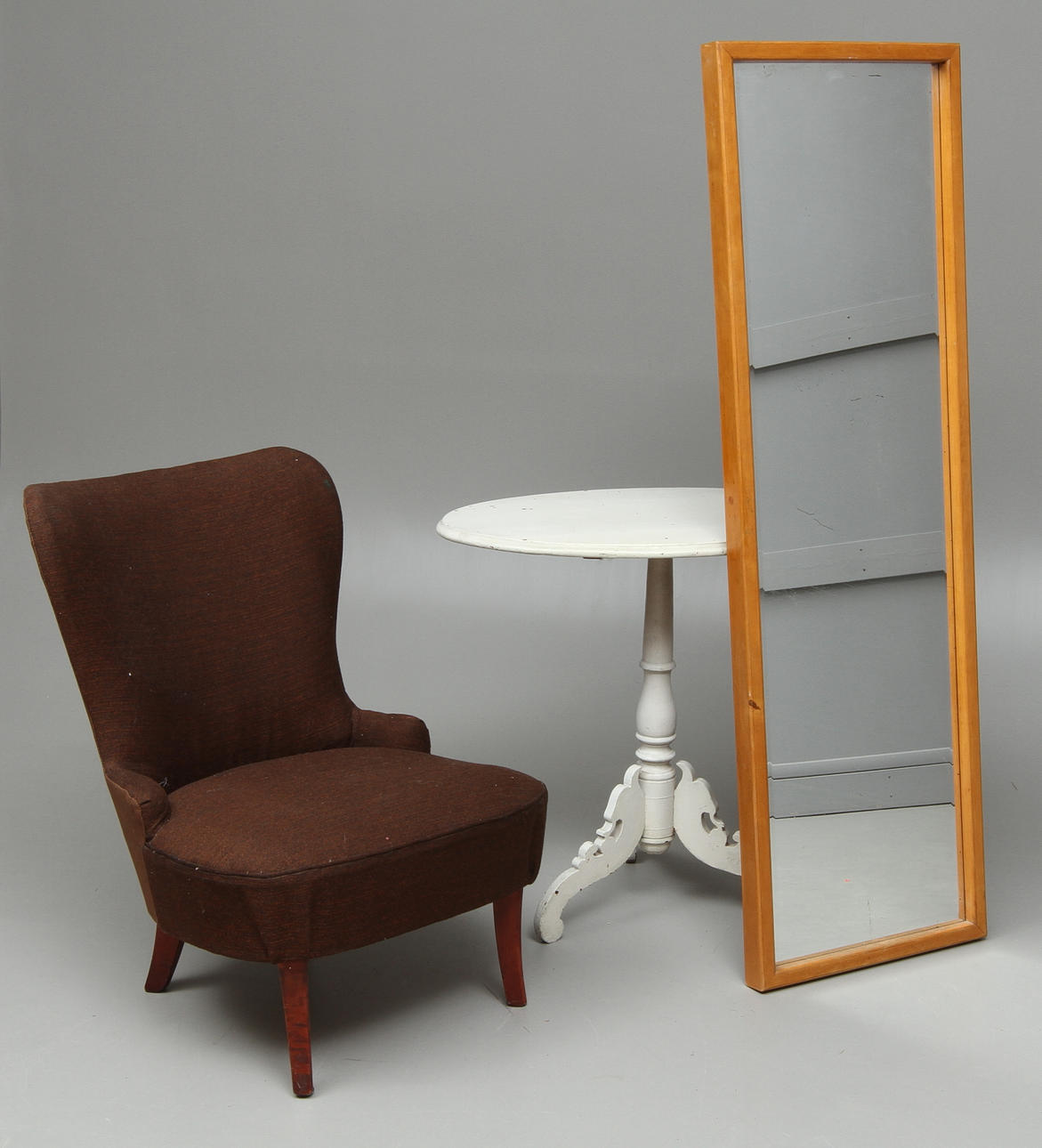 EMMAFÅTÖLJ, BORD på pelarfot, SPEGEL.