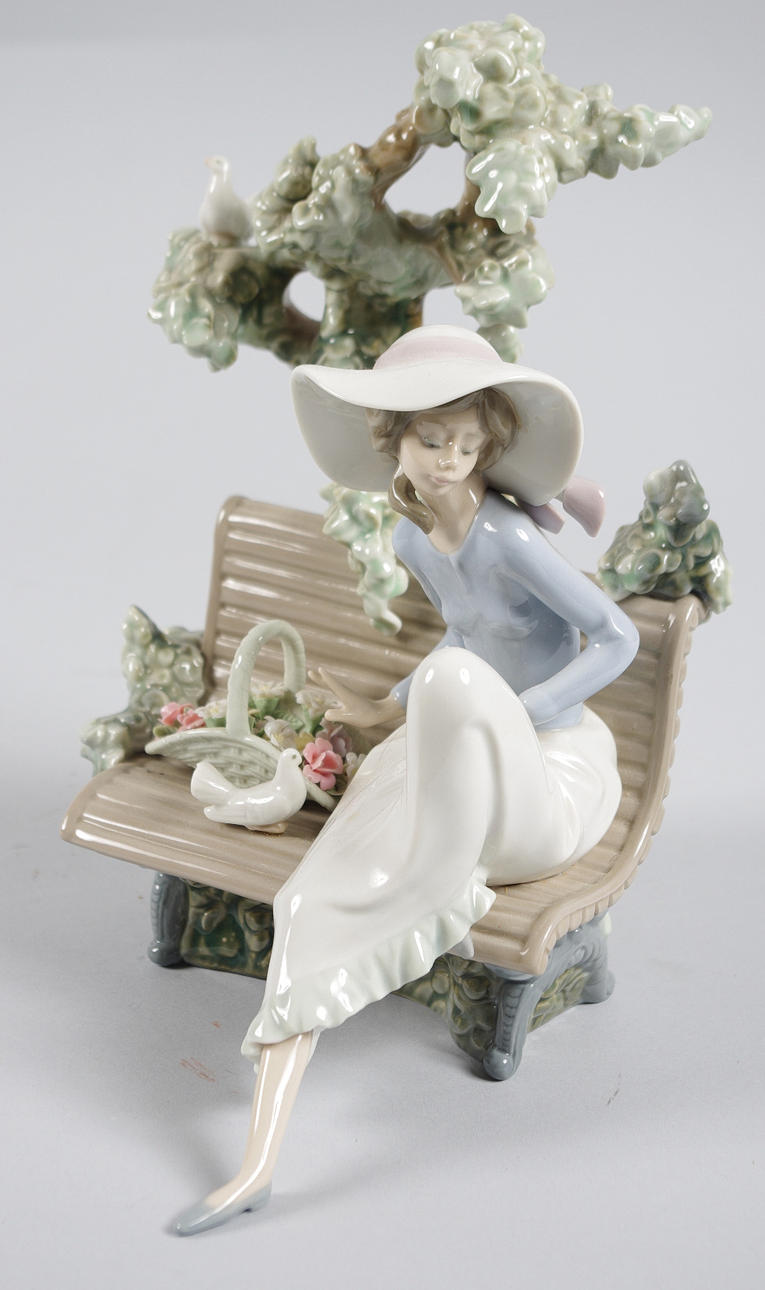 PORSLINSFIGUR, flicka på parkbänk, Lladro.