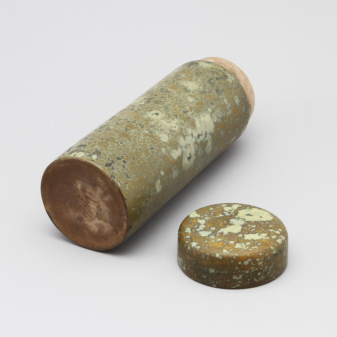 HANS HEDBERG. Burk med lock, starkeldsfajans. Biot, Frankrike.