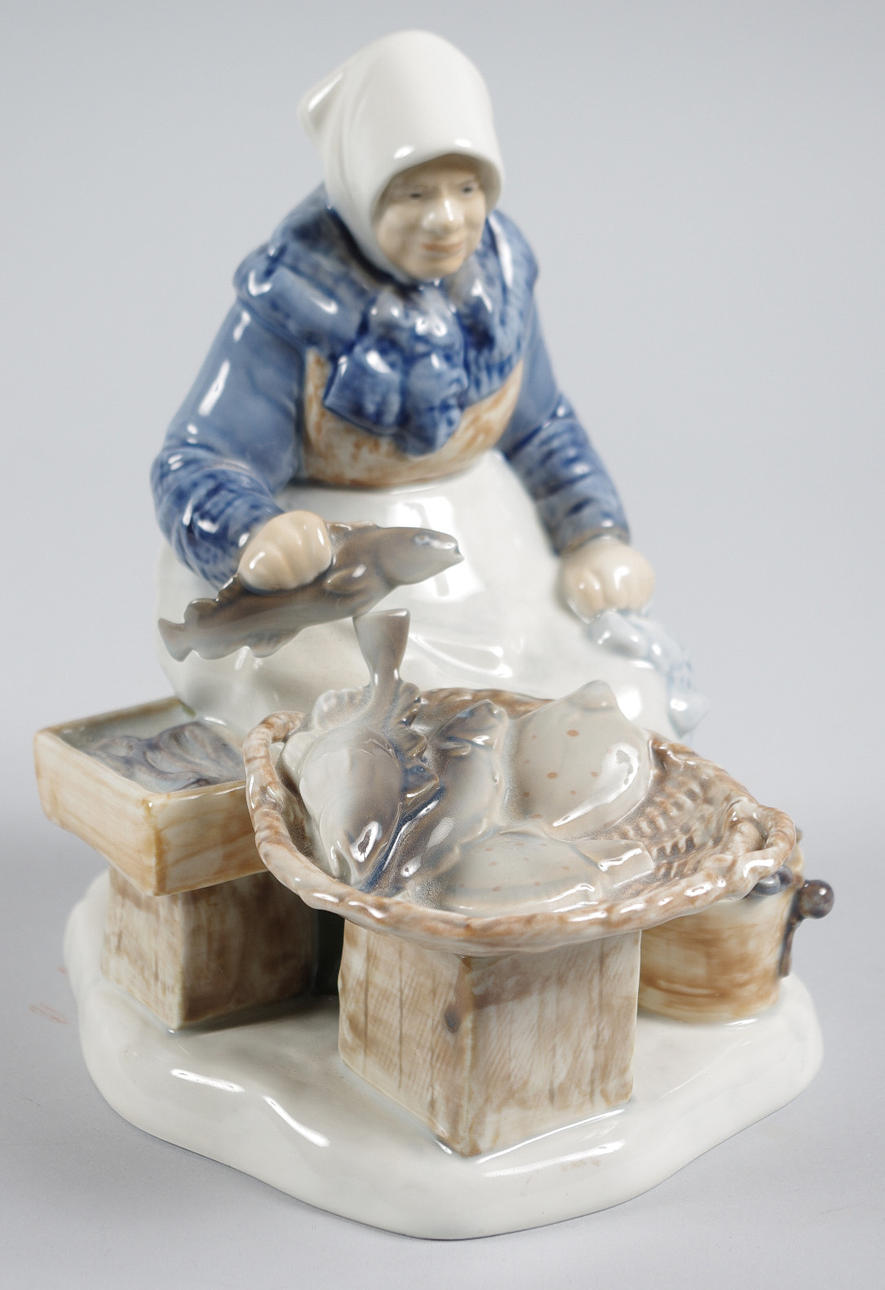 PORSLINSFIGUR, fiskrenserska, Royal Copenhagen.