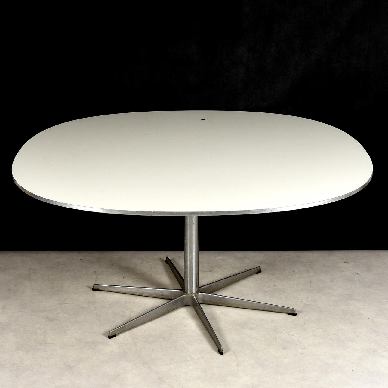 BORD, Arne Jacobsen, Fritz Hansen.
