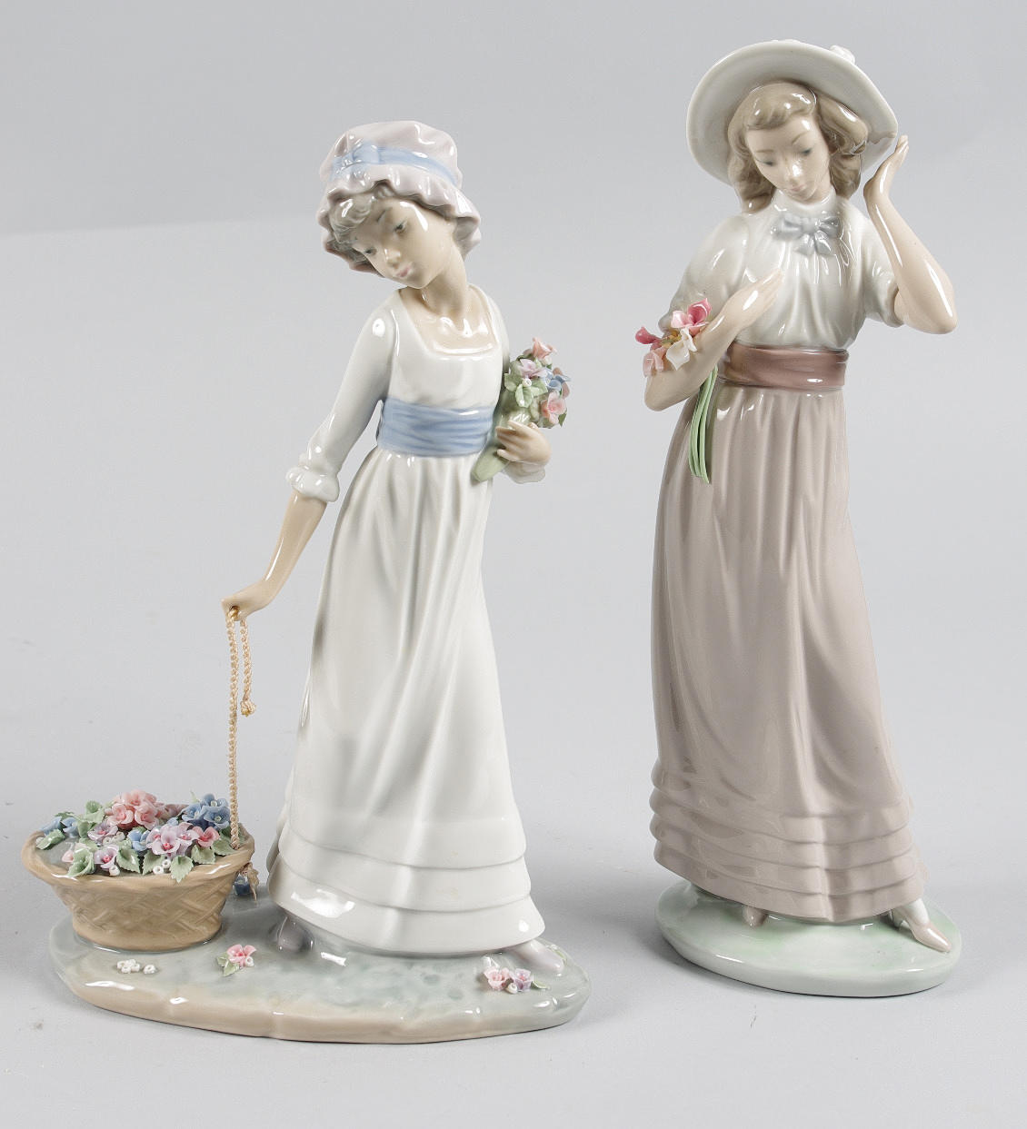 PORSLINSFIGURER, 2 blomsterflickor, Nao samt Lladro.