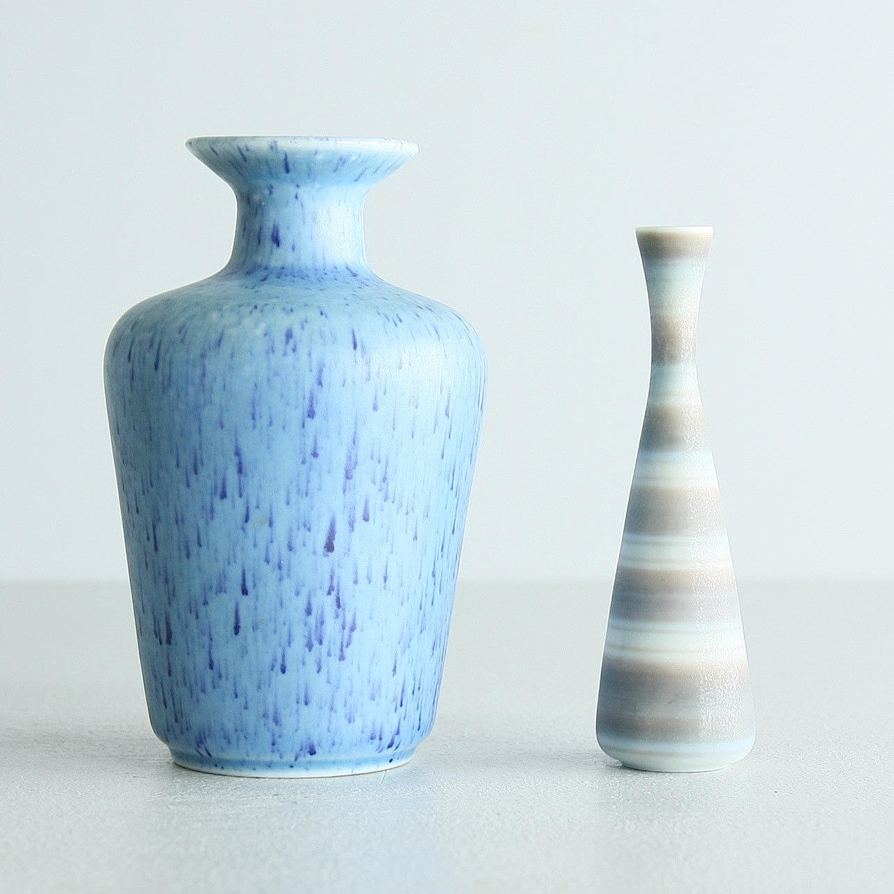 GUNNAR NYLUND. Vaser, 2 st, stengods, Rörstrand, signerade.