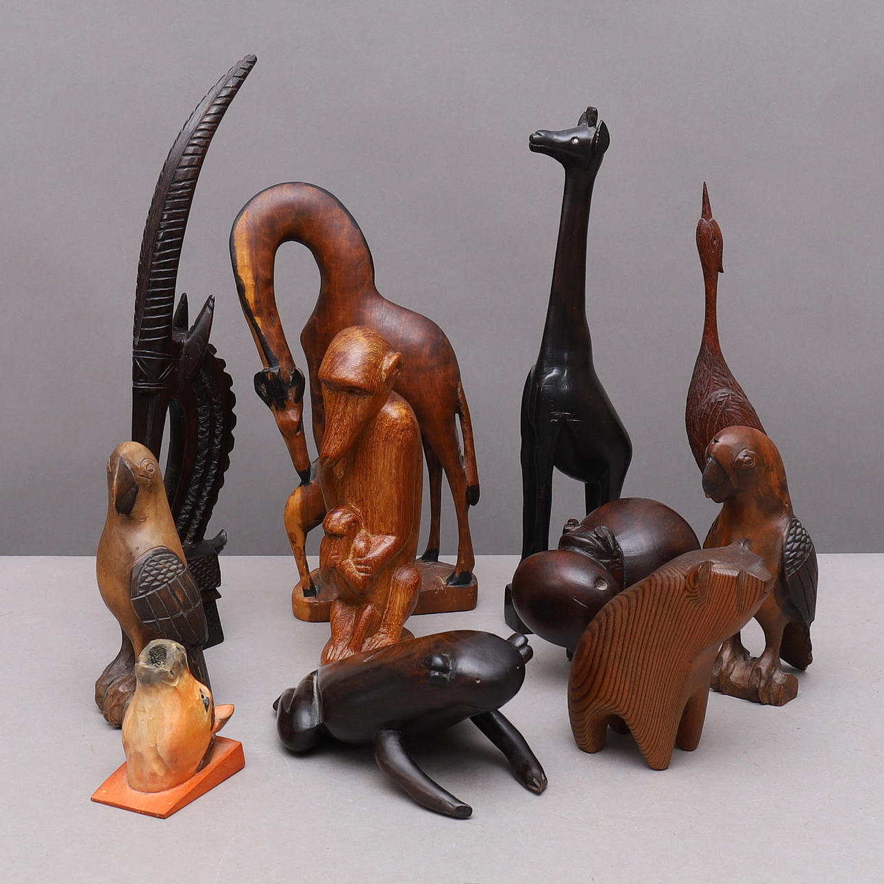 HOLZFIGUREN, 11 Stück, geschnitzt, u.a. Afrika.