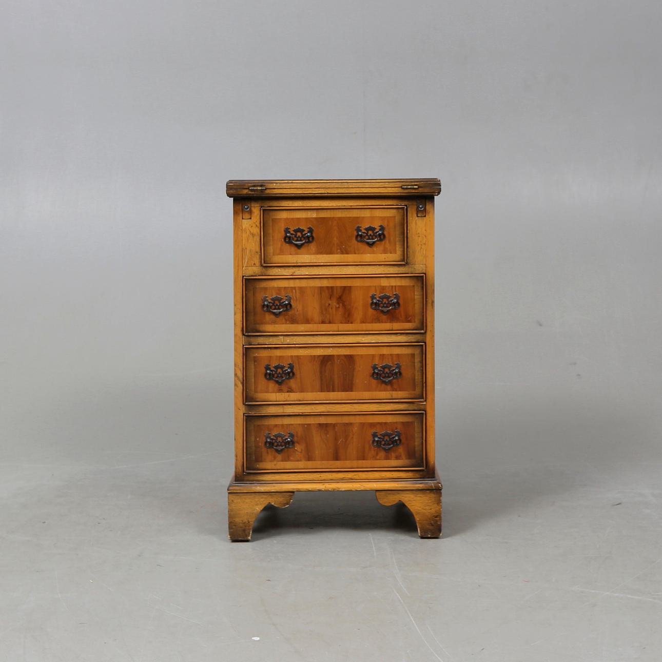 Kommode, engelsk stil, 20. århundrede.