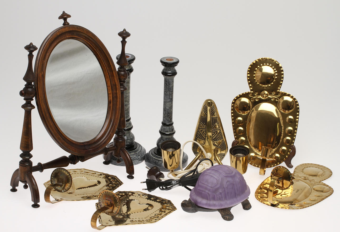 PARTI DIVERSE, 2 par väggljusplåtar, ljusstakar. bordsspegel, vägglampa, bordslampa. 1900-tal.