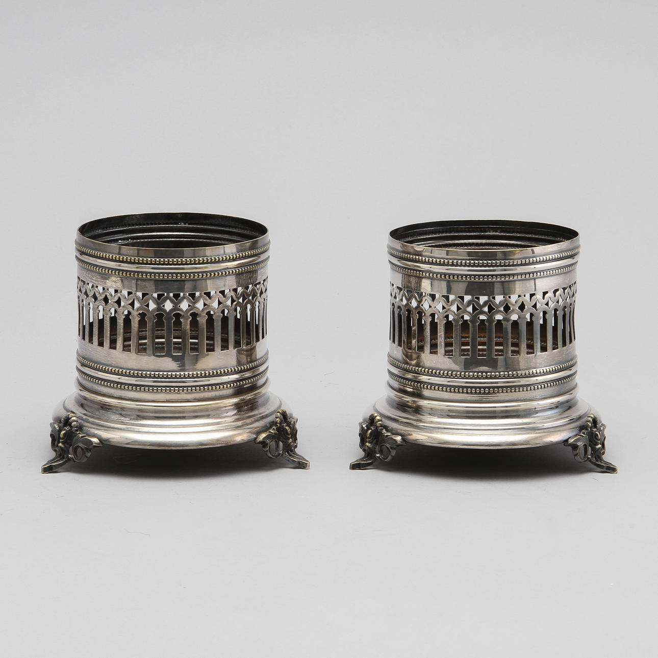 COASTERS, ett par, vitmetall.