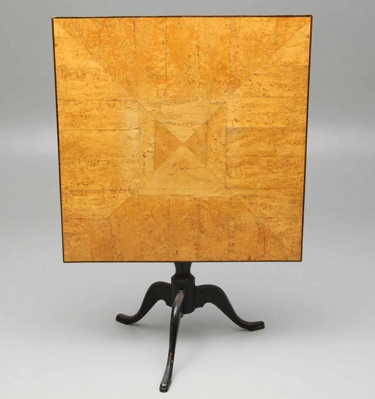 FÄLLBORD, skiva med masurbjörksfaner, 1800-tal.