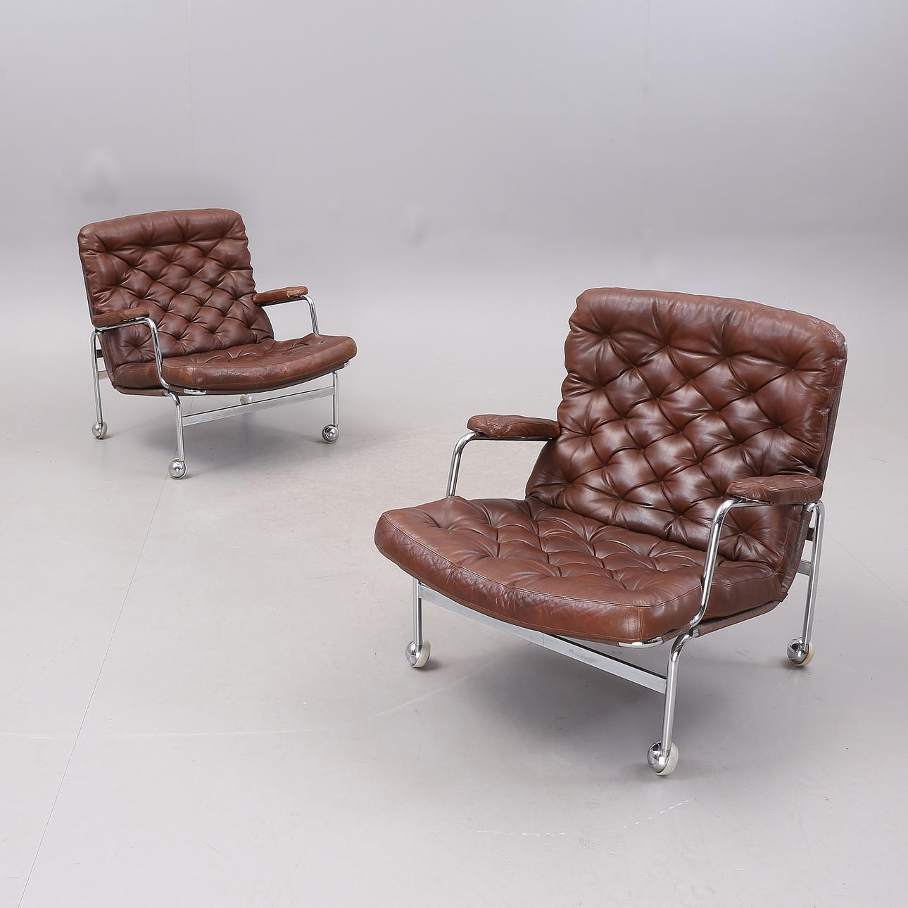 BRUNO MATHSSON. "Karin", fåtöljer, 1 par, krom/läder.