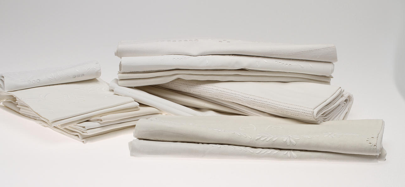 PARTI TEXTIL, broderade lakan och örngott.