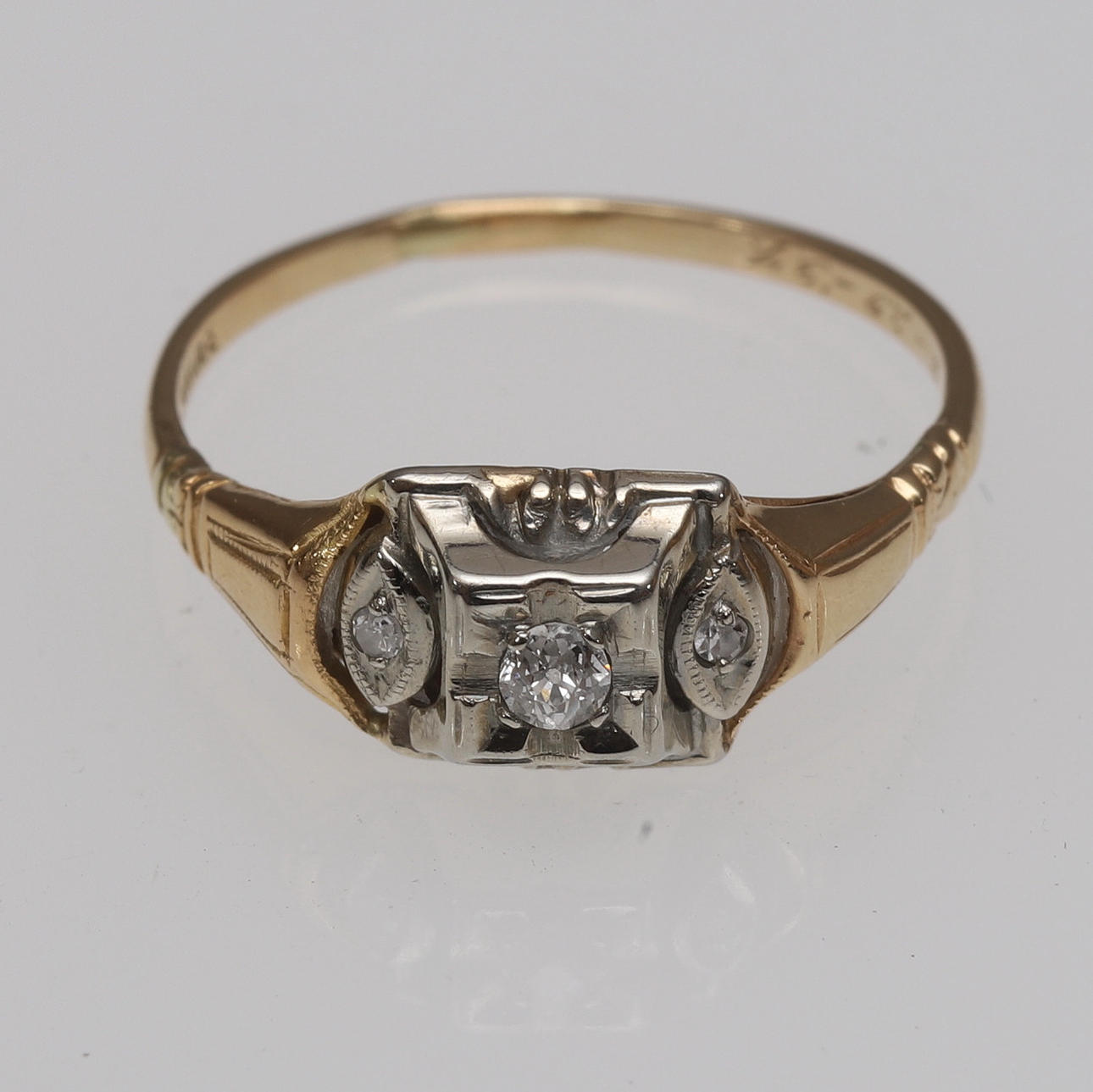 RING, 14K guld & briljantslipad diamant.