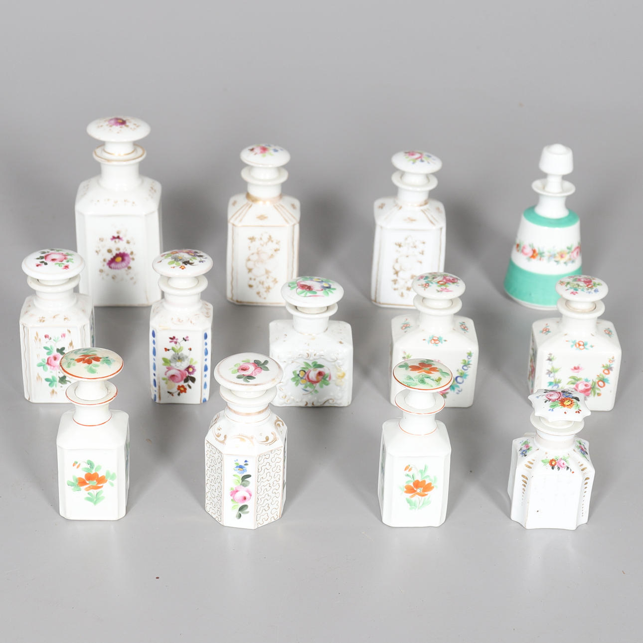 EN SAMLING FRANSKA PORSLINFLASKOR OCH PROPPAR.