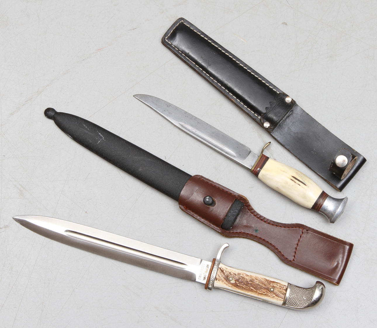 KNIVAR, 2 st, märkta Erik Frost Mora samt J.A Hellberg Eskilstuna.