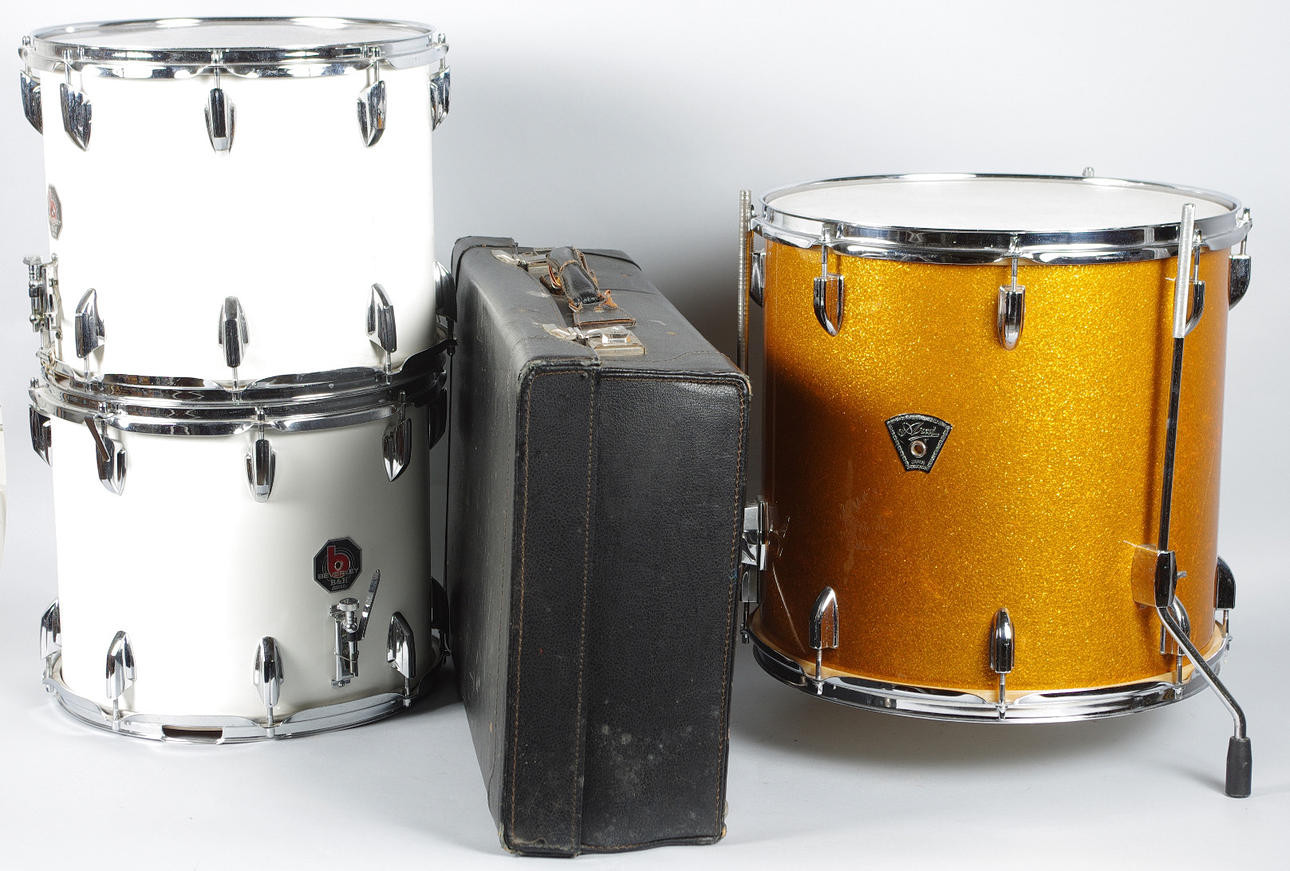 3 TRUMMOR SAMT TILLBEHÖR, höjd 32-42 cm.