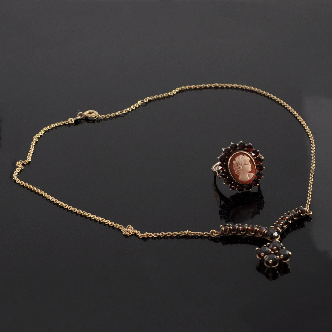 COLLAR Y ANILLO Camafeo Plata dorada con granates.