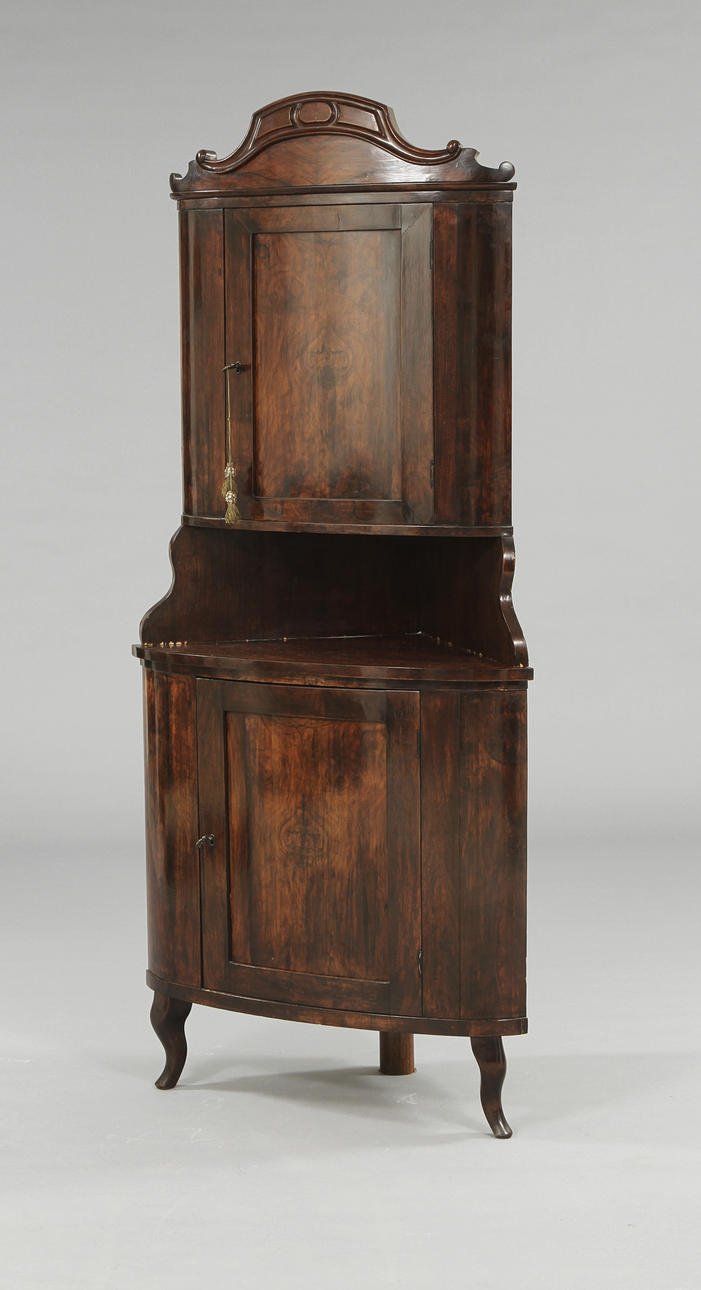 HÖRNSKÅP, nyrokoko, 1800-talets slut.