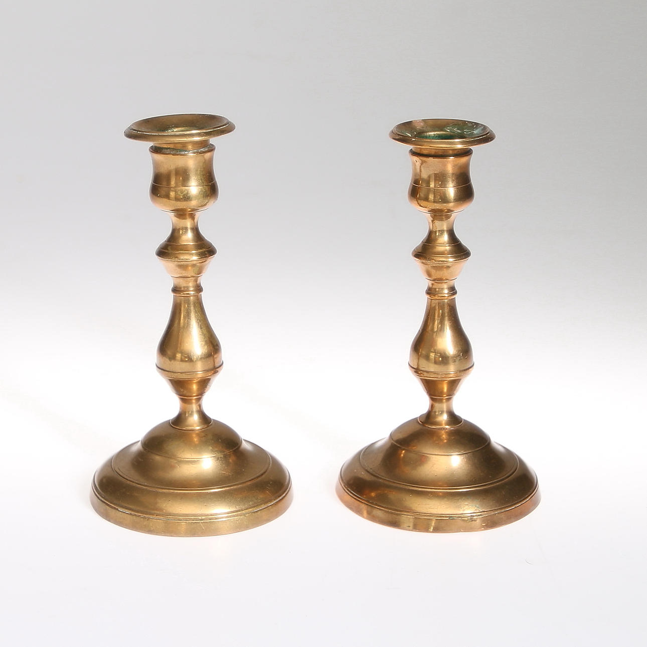 LJUSSTAKAR Ett par, mässing, Skultuna bruk, 1800-tal.