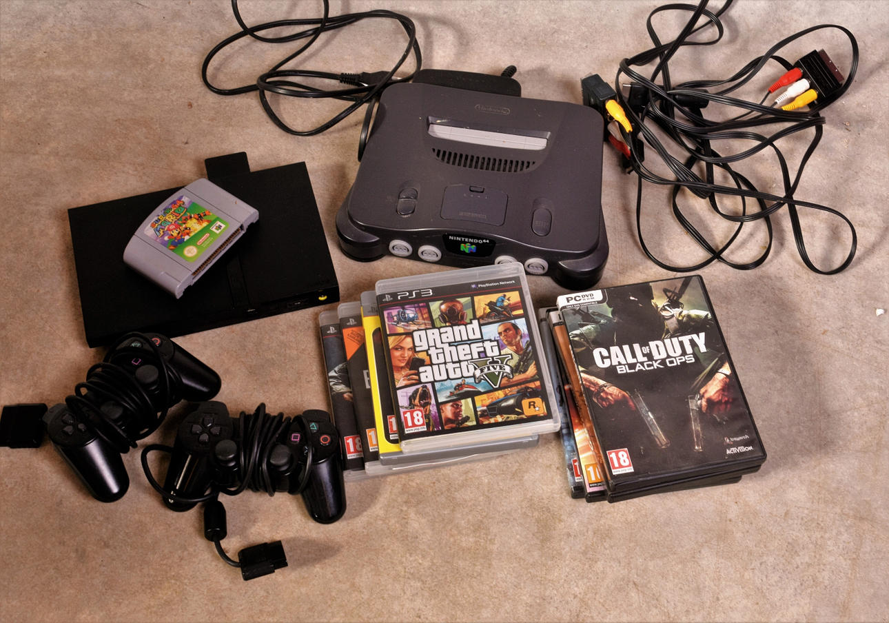 NINTENDO 64, PLAYSTATION 2, KONSOLEN, CONTROLLER, VERSCHIEDENE SPIELE.