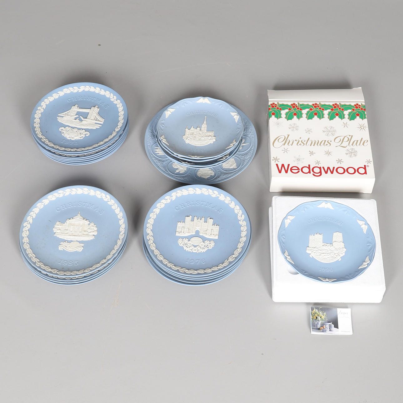 EN SAMLING AF WEDGWOOD BLÅ JASPERWARE JULEPLADER.