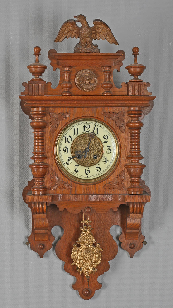 VÄGGPENDYL, nyrenässans, 1900-talets första hälft.