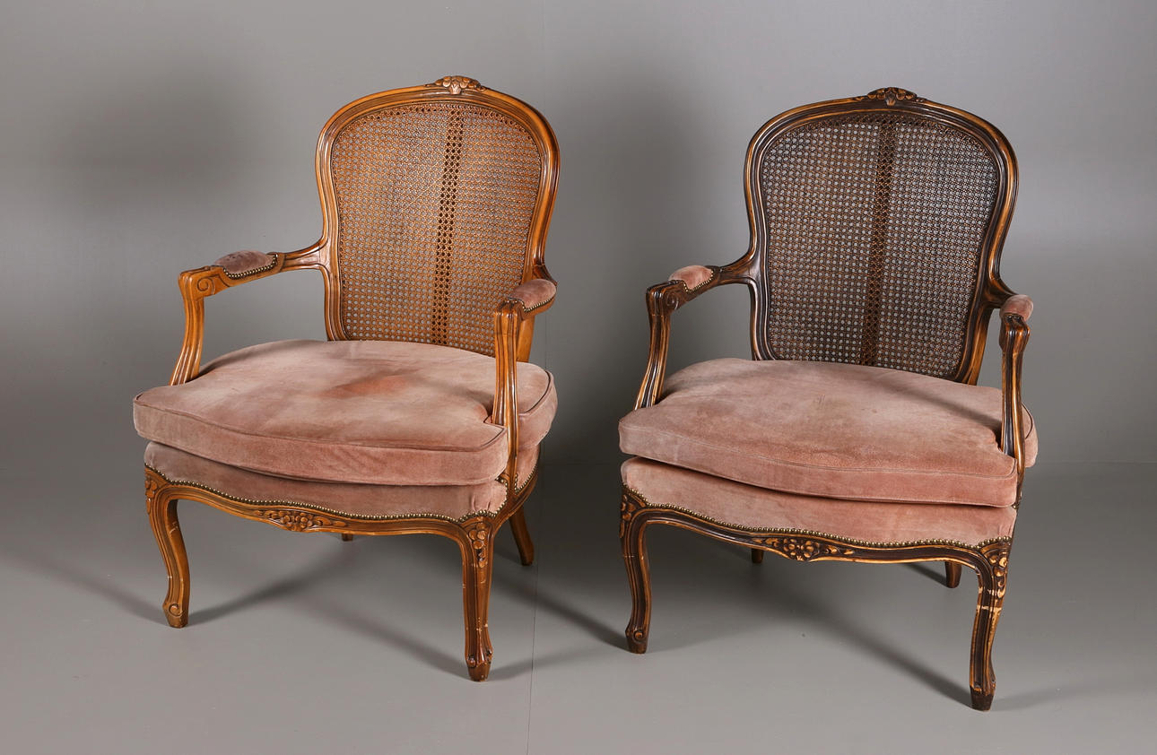 FÅTÖLJER i rokokostil med rottingrygg (2). 1950-tal.