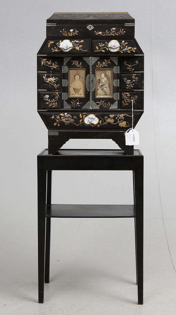 KABINETTSKÅP samt BORD, lackarbete, Japan.