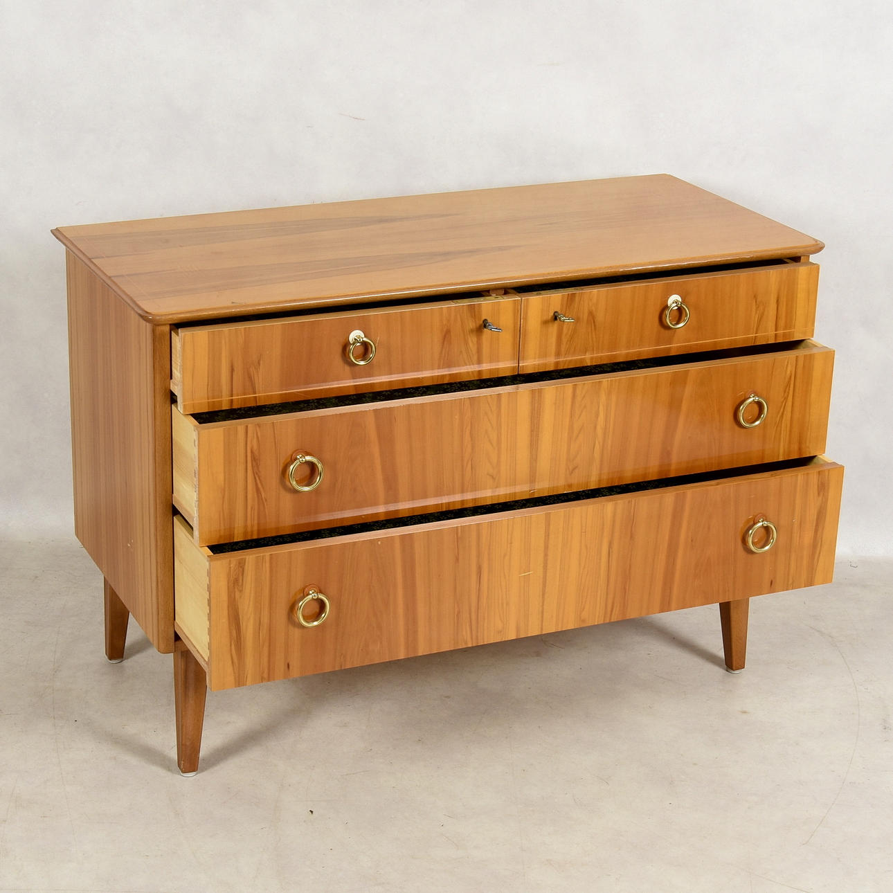 BYRÅ, 3-lådig, 1900-talets andra hälft.