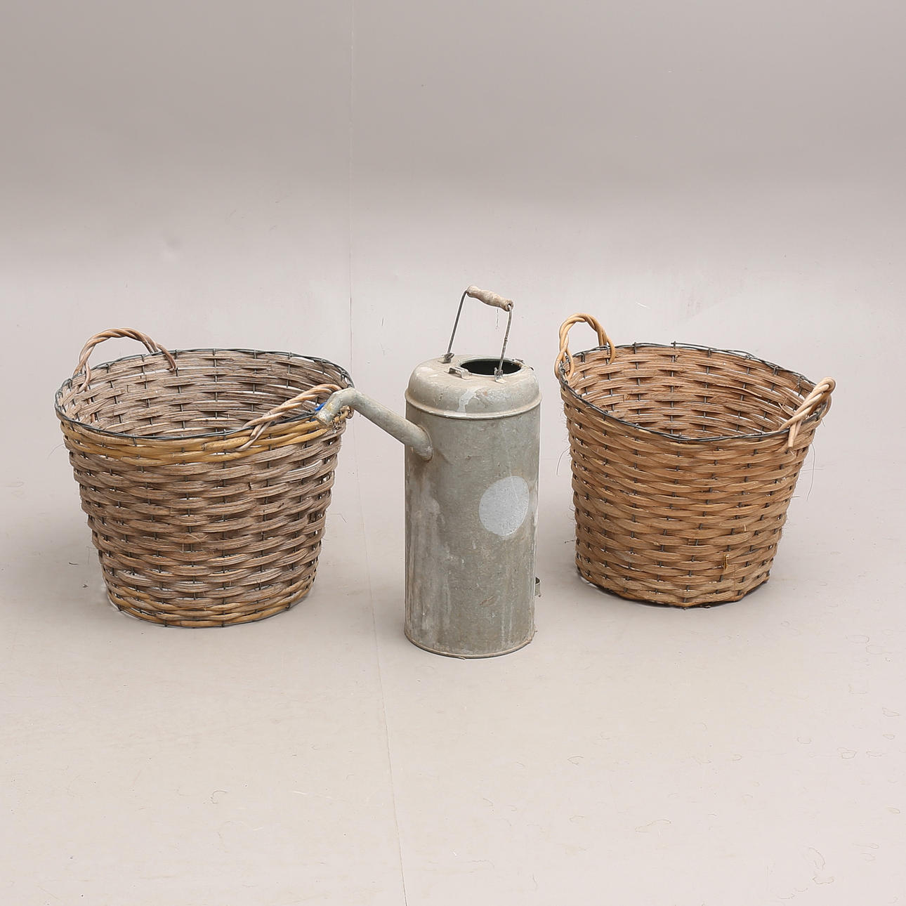 LÖVKORGAR 2 stycken och ZINKKANNA.