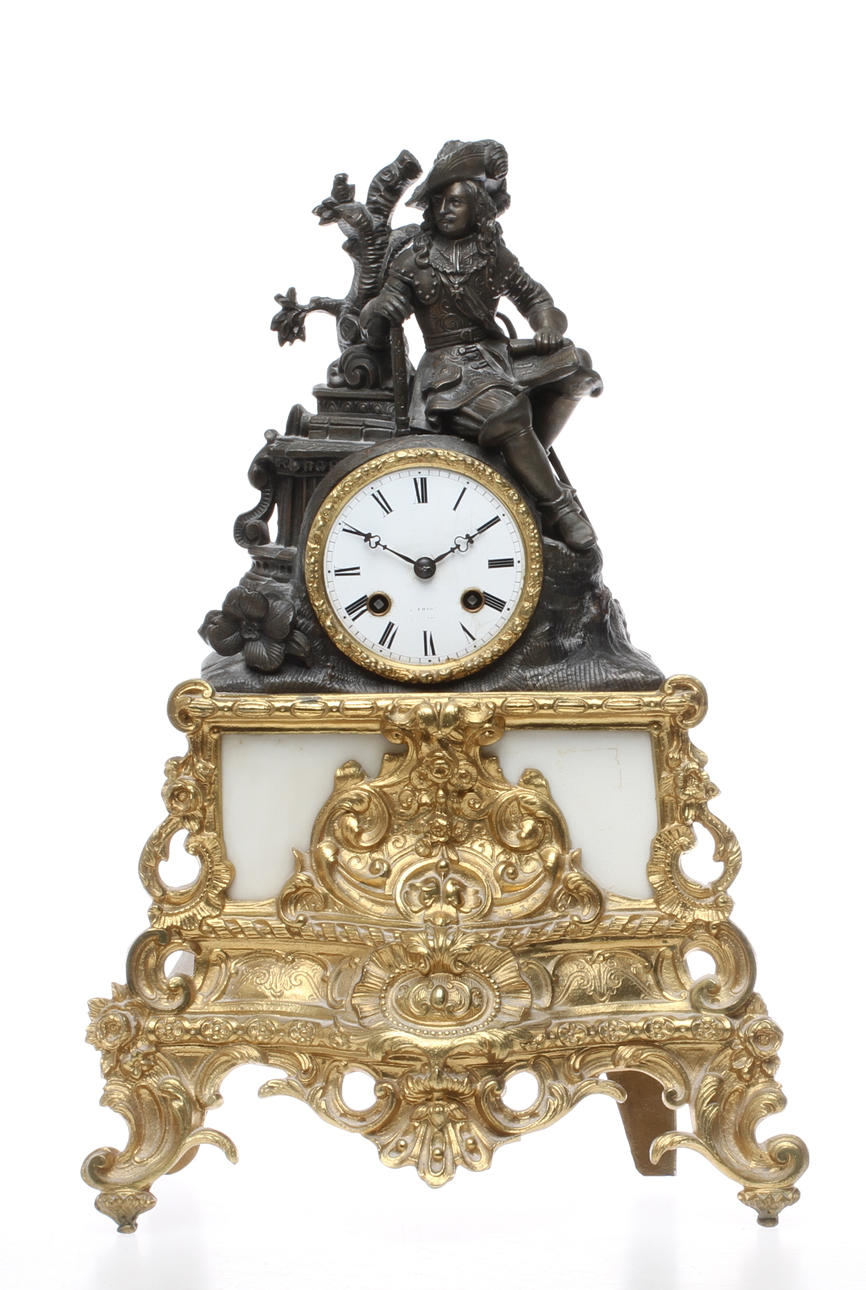 BORDSPENDYL, rokokostil, urverk märkt Vincenti & Cie, omkring 1800-talets mitt.