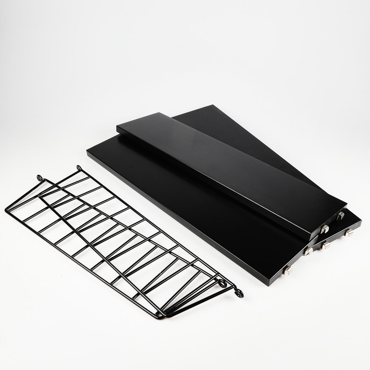 NILS STRINNING. Hylla, "String Pocket", svart.